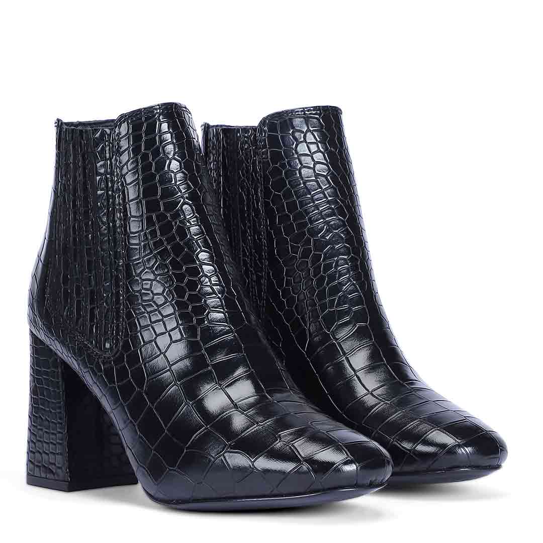 Black crocodile-patterned ankle boots 