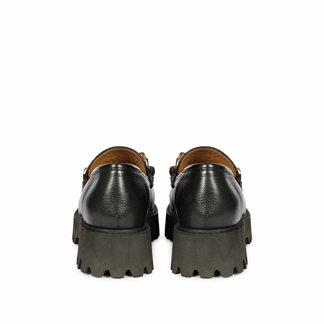 Saint Clara black leather moccasins: Timeless elegance for every step. Classic comfort in sleek black leather. Ideal for any occasion