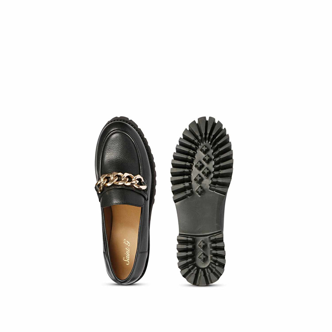 Saint Clara black leather moccasins: Timeless elegance for every step. Classic comfort in sleek black leather. Ideal for any occasion