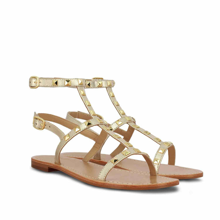 Saint Miriam Platin Leather Flat Sandals: Elegant and comfortable flat sandals in luxurious platinum leather for a stylish and relaxed look