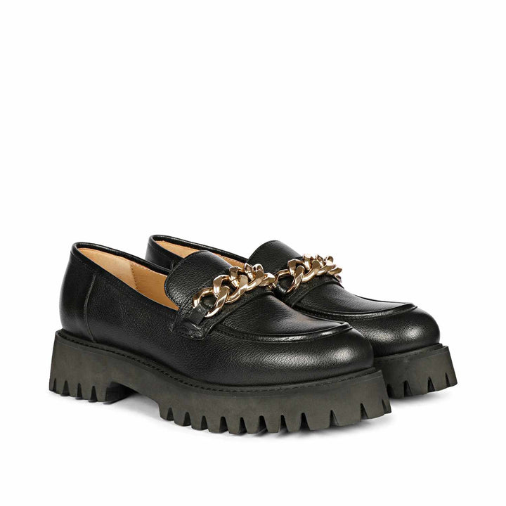 Saint Clara black leather moccasins: Timeless elegance for every step. Classic comfort in sleek black leather. Ideal for any occasion