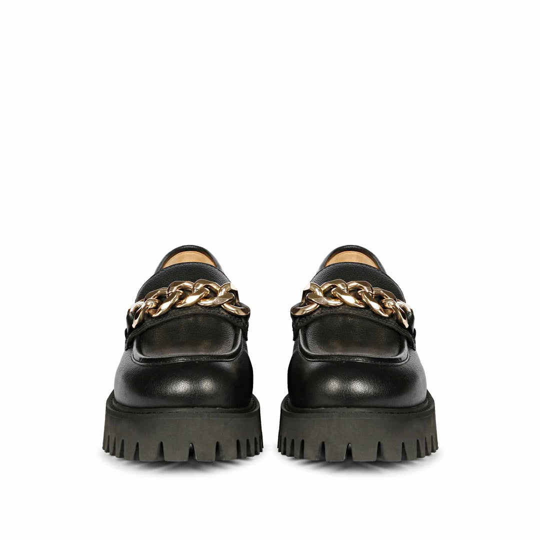 Saint Clara black leather moccasins: Timeless elegance for every step. Classic comfort in sleek black leather. Ideal for any occasion