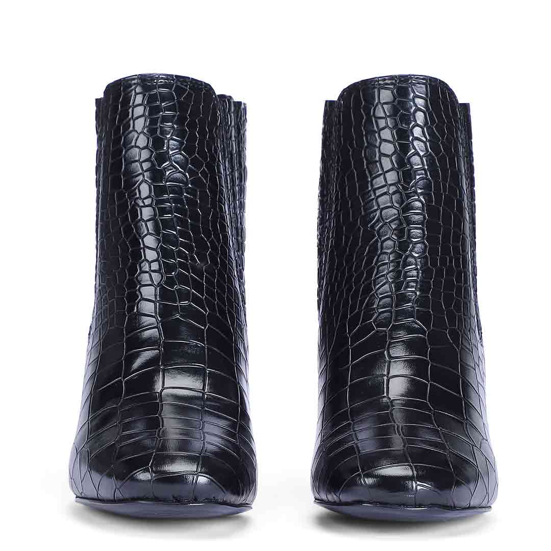 Black crocodile-patterned boots online