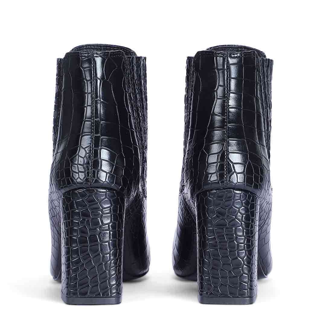 Black crocodile-patterned high-heeled shoes