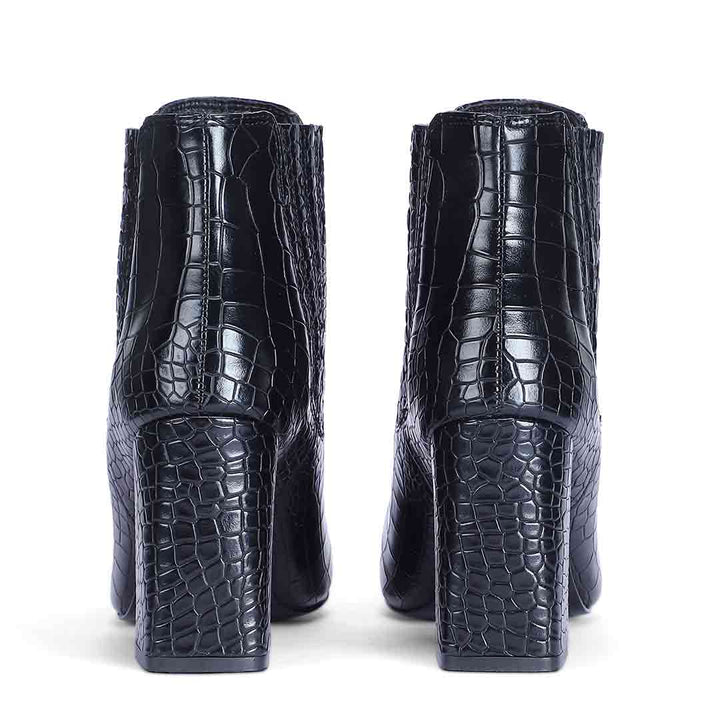 Black crocodile-patterned high-heeled shoes