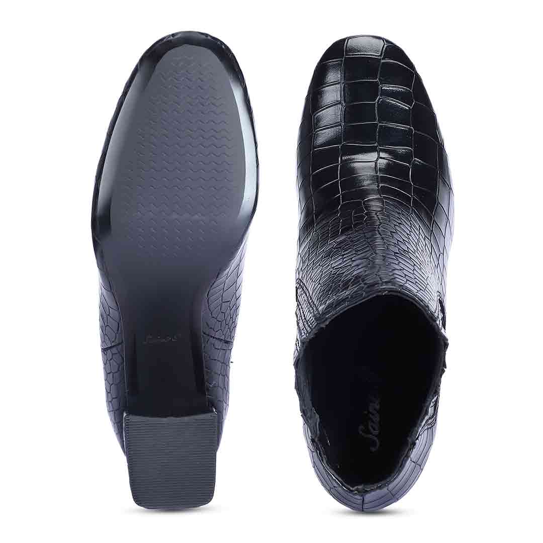 Black crocodile-patterned shoe