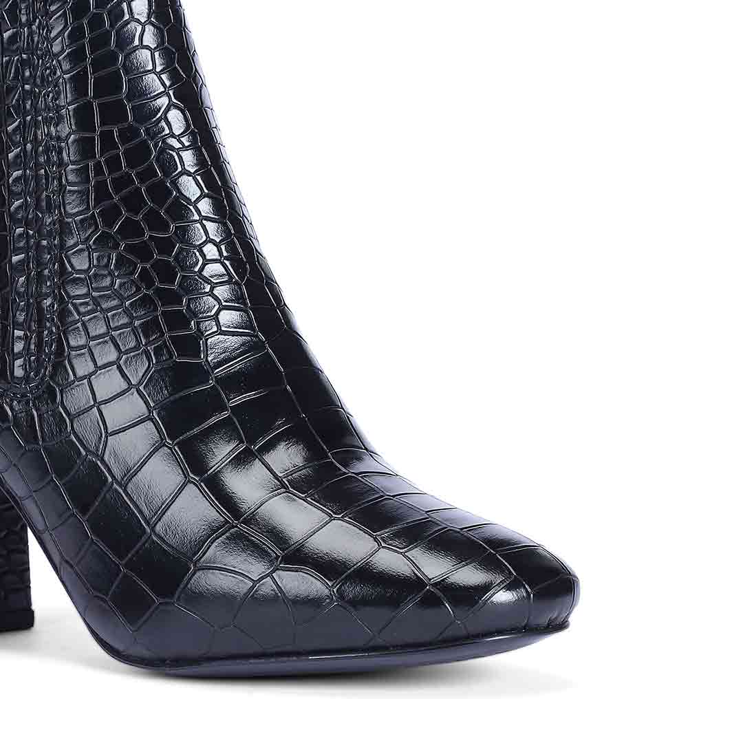 Black crocodile-patterned high-heeled boot 