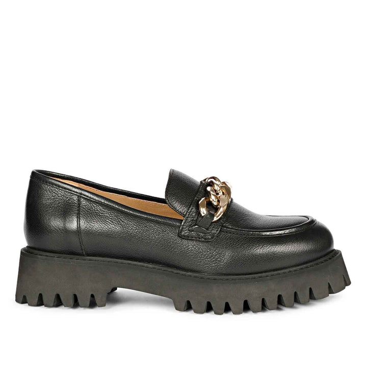 Saint Clara black leather moccasins: Timeless elegance for every step. Classic comfort in sleek black leather. Ideal for any occasion